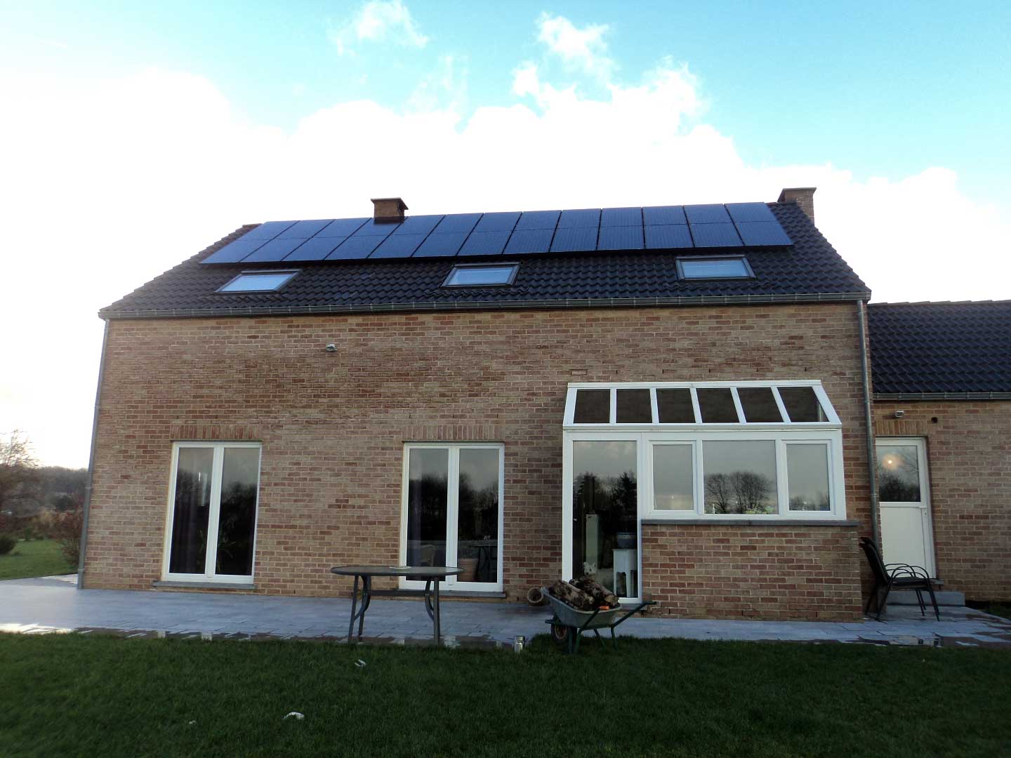 Installation photovoltaïque High Tech Solar sur une maison en brique