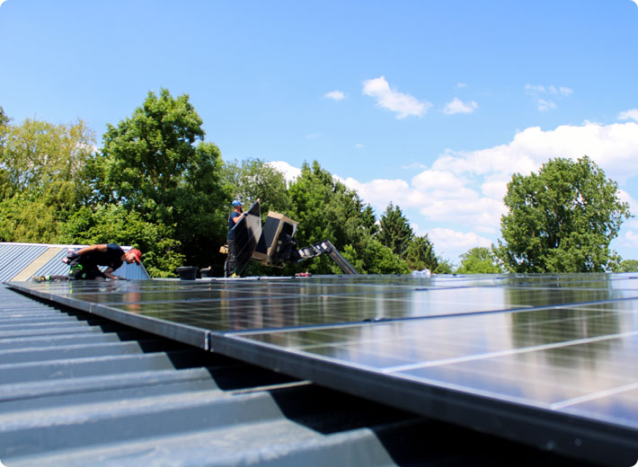 L'équipe High Tech Solar installe des panneaux solaires sur un toit